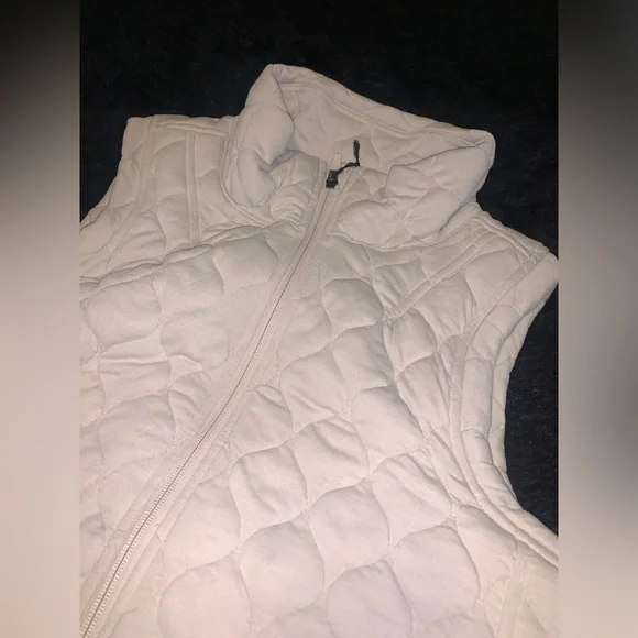 LADIES QUILTED VEST - Picture 3 of 5